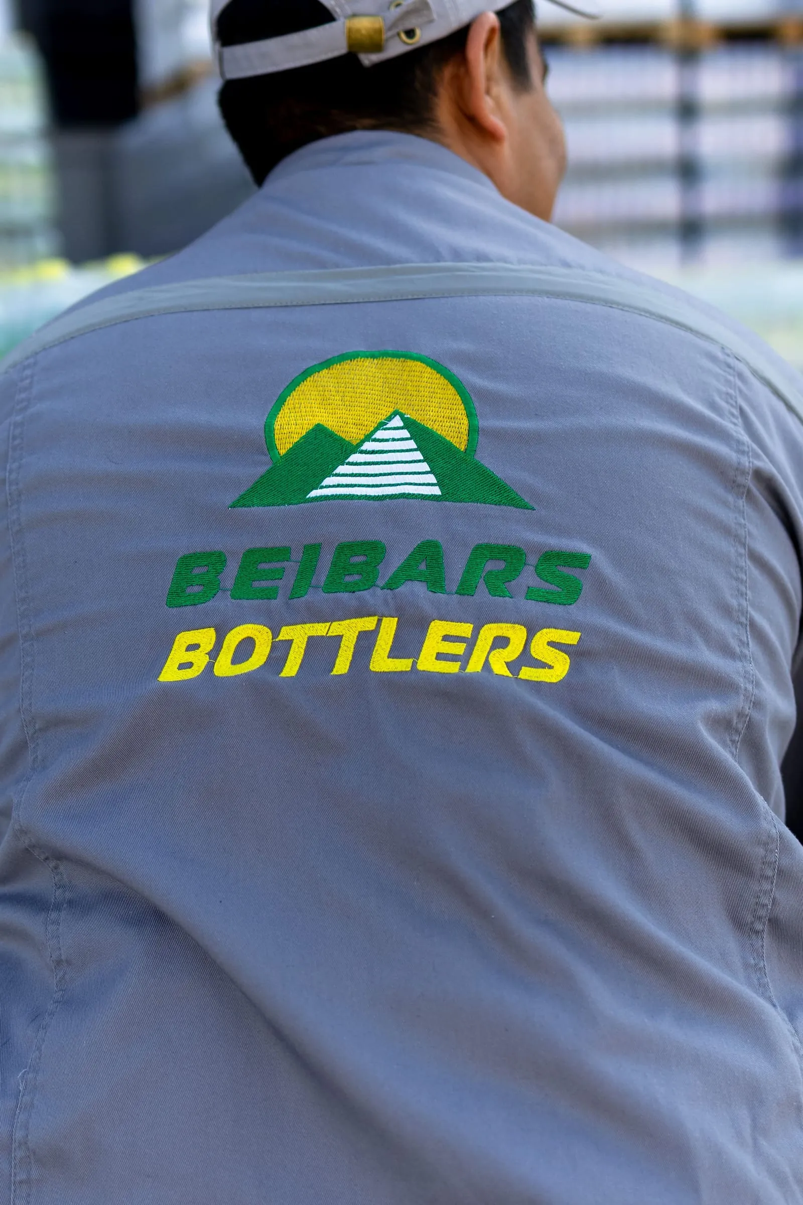 Сотрудник Beibars Bottlers в фирменной куртке
